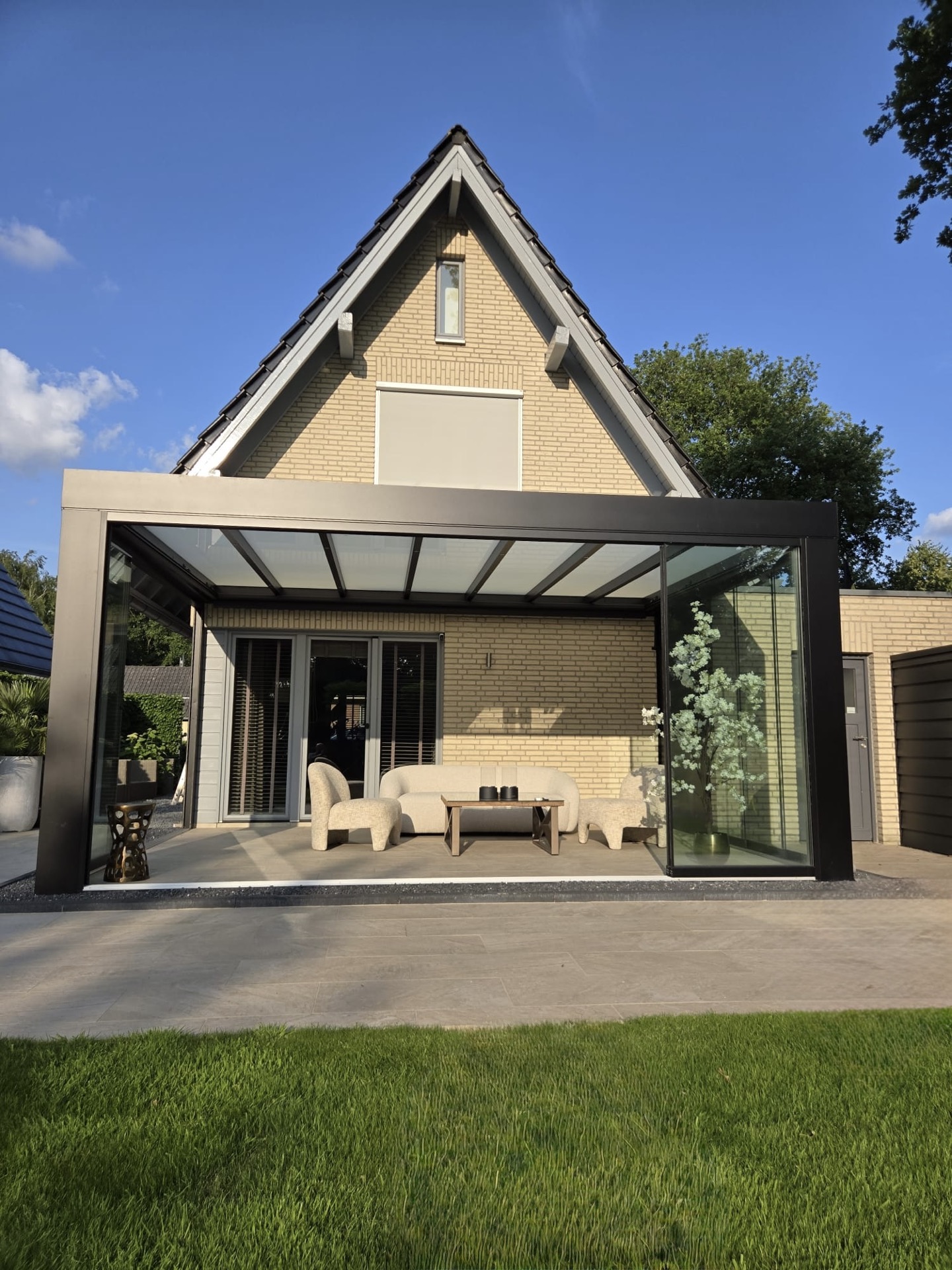 Aluminium veranda als verlengstuk van de woning in de tuin